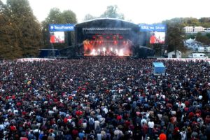 THE MAIN STAGE AT THE ROCK ON SEINE CONCERT IN THE PARC DE SAINT CLOUD IN PARIS PHOTO: ALASTAIR MILLER :   25/8/2005